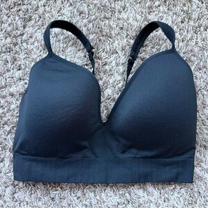 Athleta black plunge cut pullover sports bra Women’s sz M